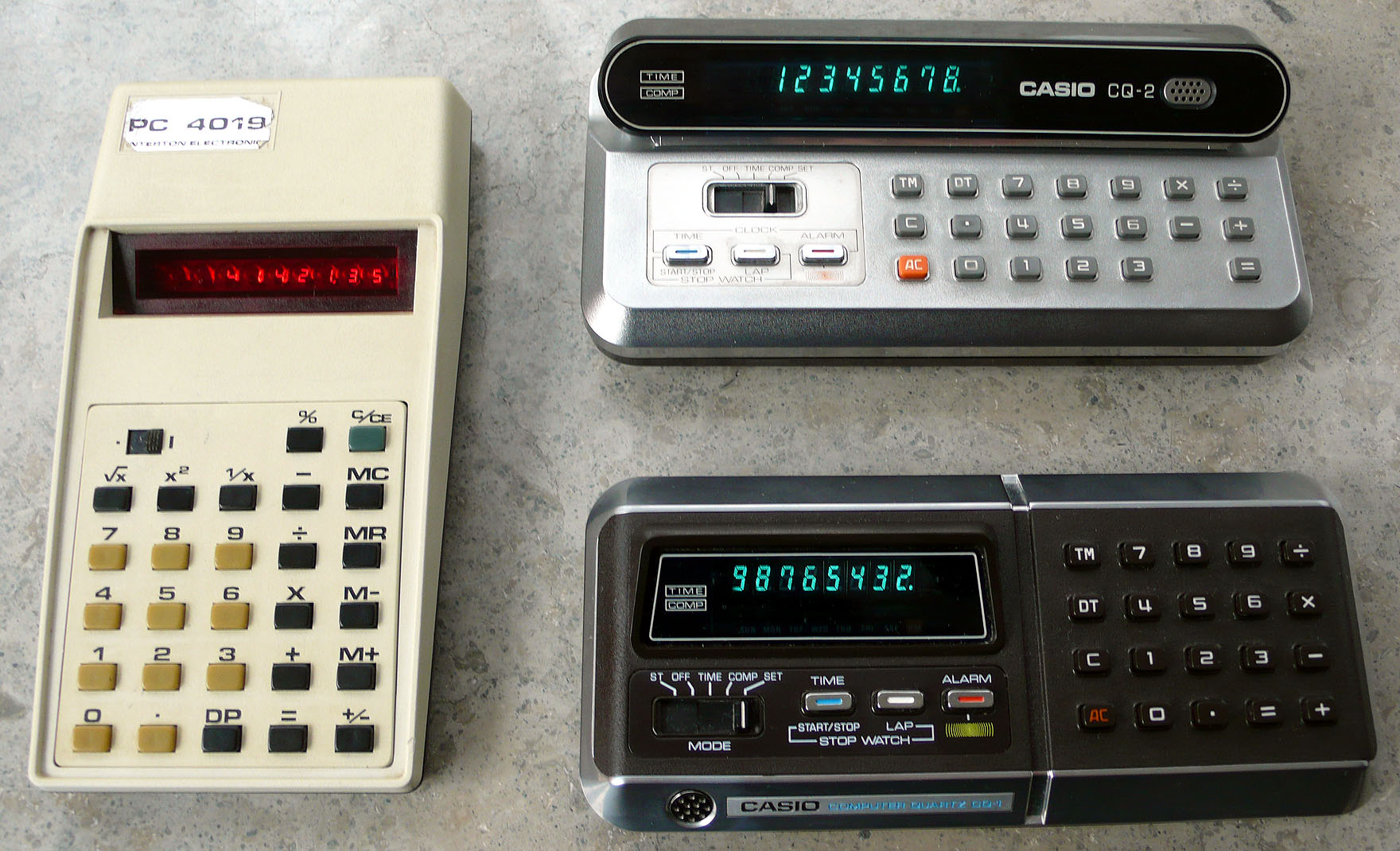 Taschenrechner Interton PC4019 von 1974, Casio CQ-1 von 1976 und Casio CQ-2 von 1976
