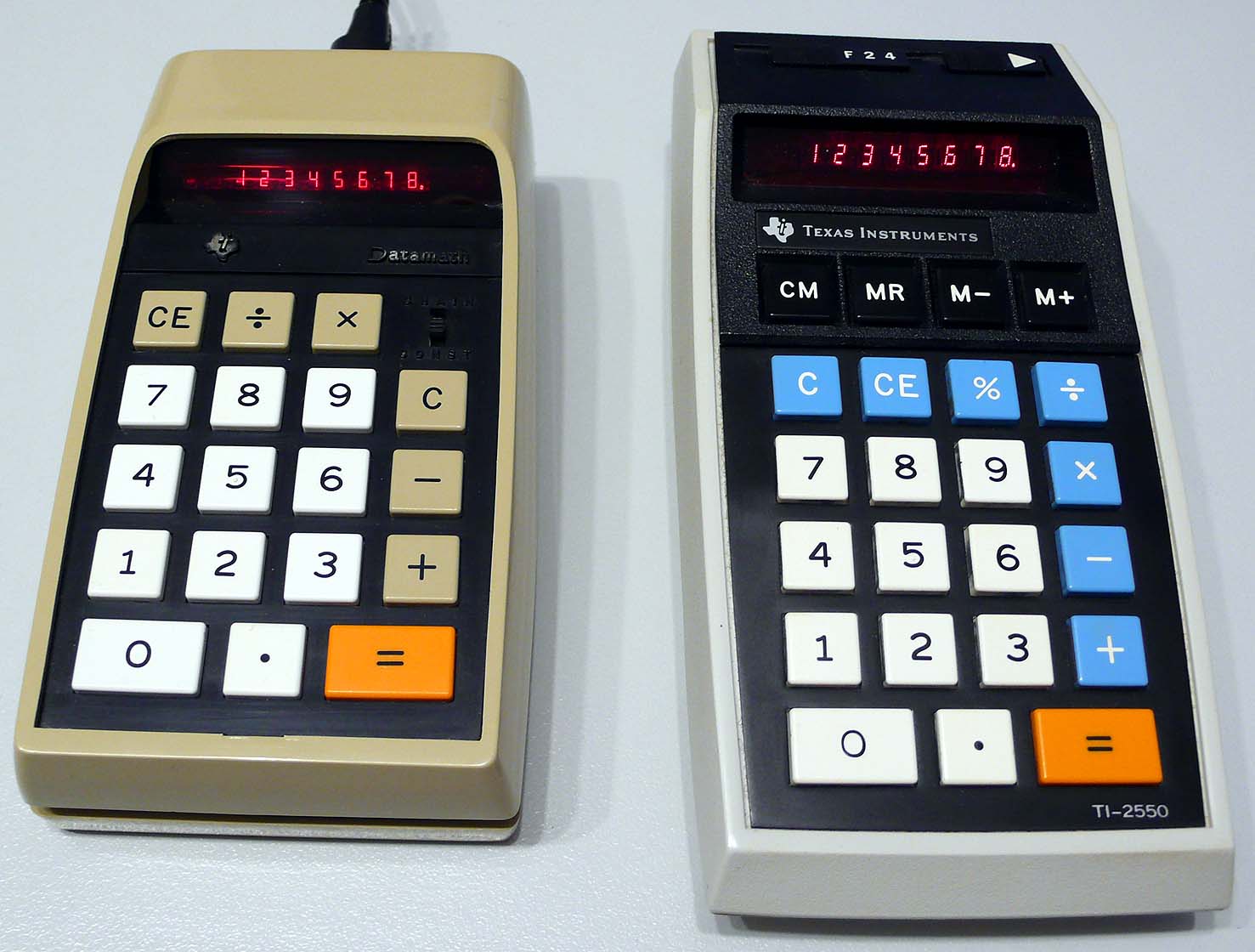 Taschenrechner Texas Instruments TI-2500 von 1972 und TI-2550 von 1974