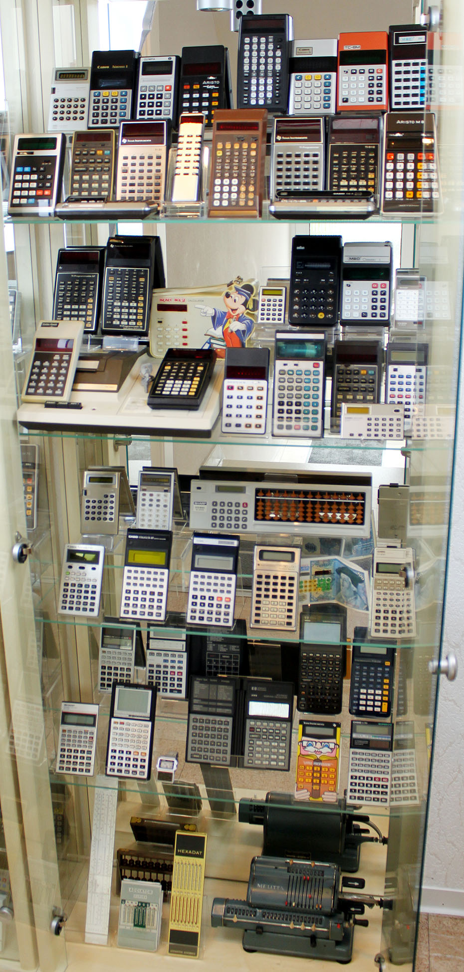 Blick in die rechte Vitrine mit Taschenrechnern von 1976-1990