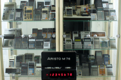 Aristo M 76 Demonstrator von 1977 vor Vitrinen mit Taschenrechnern von 1970-1990