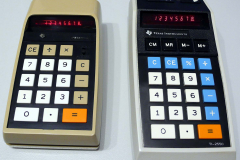 Taschenrechner Texas Instruments TI-2500 von 1972 und TI-2550 von 1974